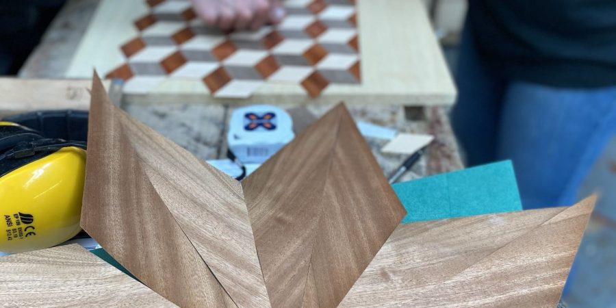 La Bonne Graine frisage bois placage soleil traditionnel ébénisterie apprentissage excercice woodworking veneer